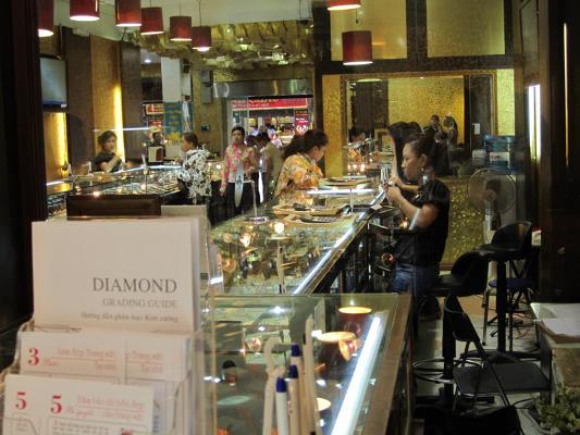 Giá vàng trong nước giảm 50 000 đồng mỗi lượng
